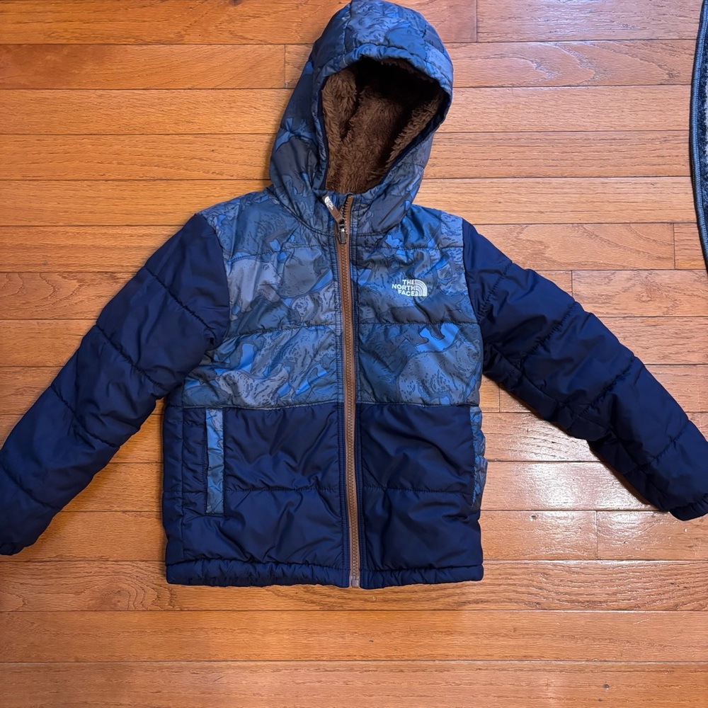 Navy The North Face reversible winter jacket. Size 6 - little boys.